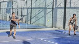 Los vecinos pueden jugar en formato singles o dobles.