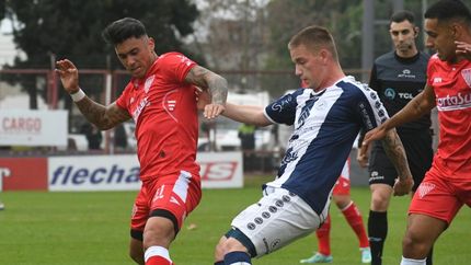 Federico Martínez disputa la pelota.