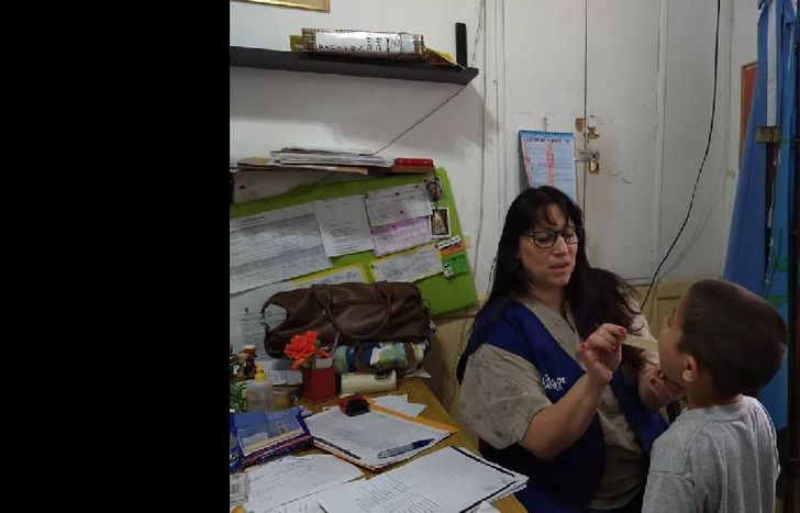 los profesionales examinan la salud de los pequeños.