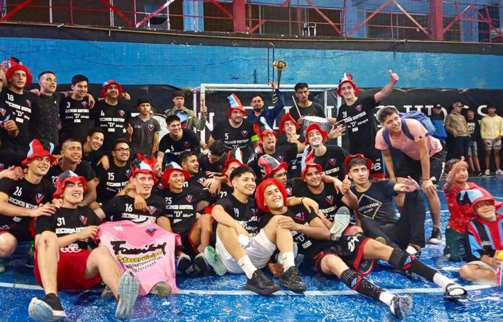 Los jugadores festejan el regreso a AFA.