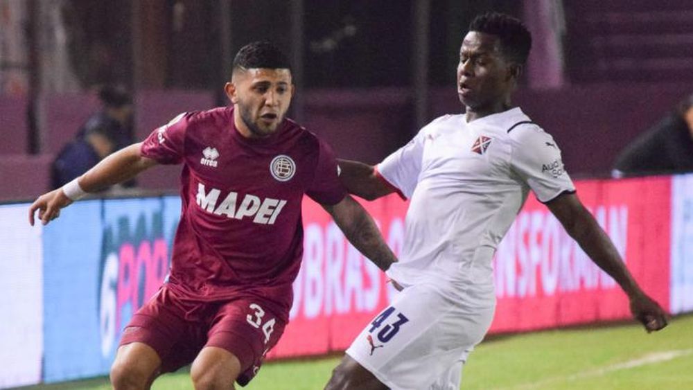 Facundo Pérez se cruza con el ecuatoriano Juan Cazares.