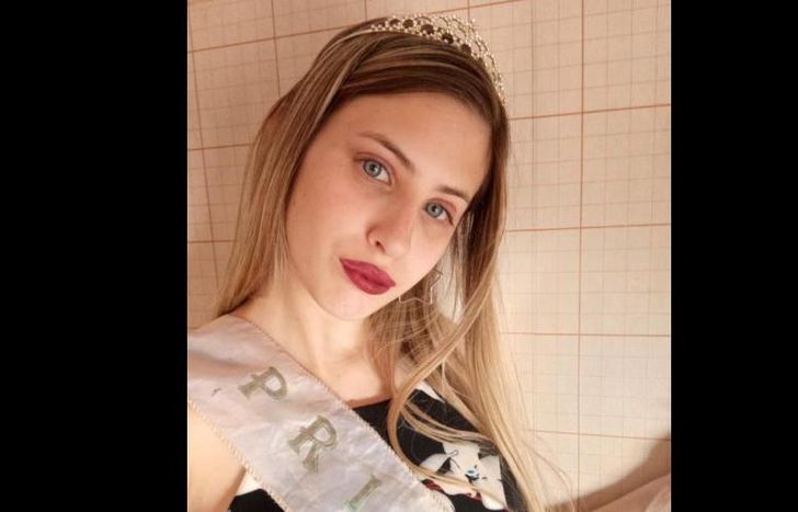 en diciembre fue elegida como miss pettit.