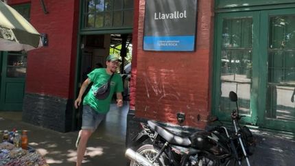 A las corridas por el barrio lomense. A las corridas por el barrio lomense.