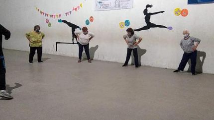 Las vecinas, en plena clase y con mucha actitud.