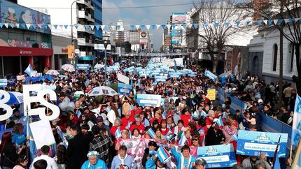 Instituciones desfilaron por la avenida, frente a la Grigera. Instituciones desfilaron por la avenida, frente a la Grigera.