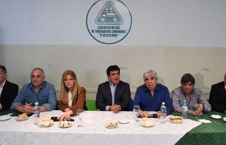 Moyano recibió a intendentes en la sede de Camioneros.