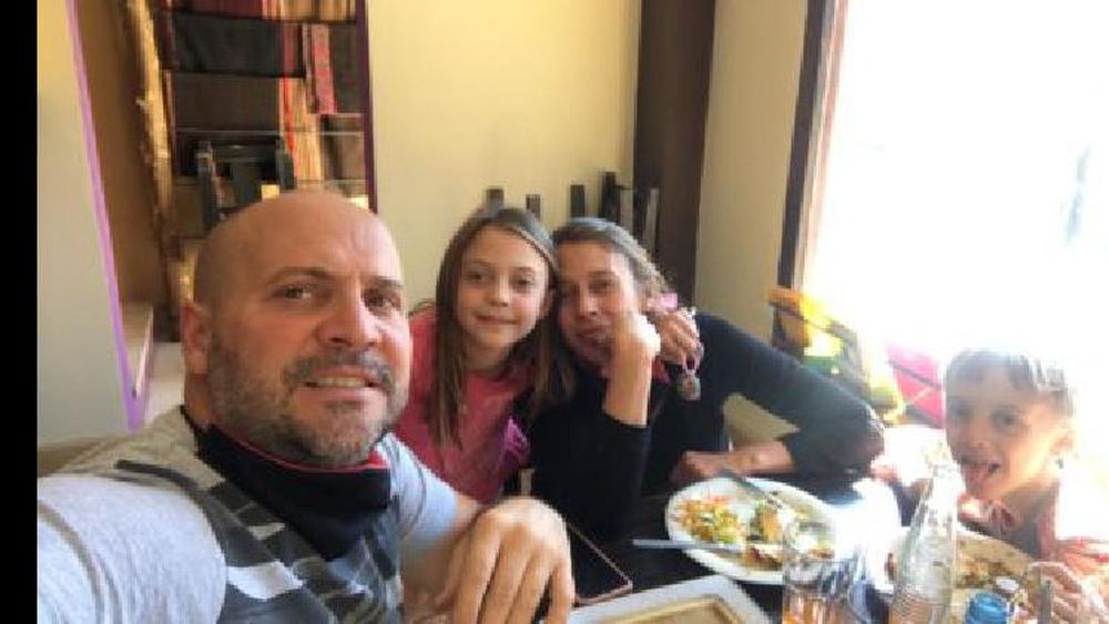 Pablo junto a su familia en el complejo que tienen en Tilcara.