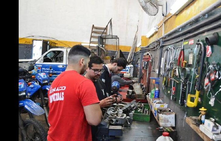 en el taller municipal, los alumnos de la técnica Nº5 realizan varias tareas relacionadas con los automotores.