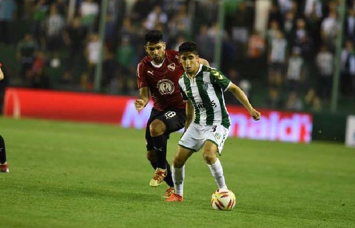Claudio Bravo cumplió la fecha de suspensión y seguramente volverá al lateral izquierdo el próximo lunes.