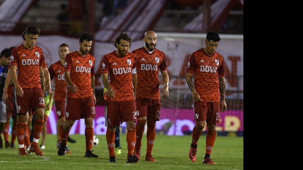River no tuvo aire, perdió contra Huracán y se alejó