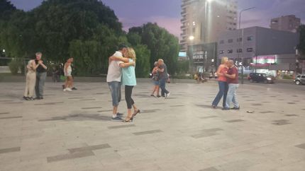 La Plaza Grigera de Lomas se transforma en el escenario de decenas de bailarines. La Plaza Grigera de Lomas se transforma en el escenario de decenas de bailarines.