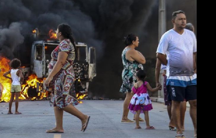 En Caucaia, un grupo de delincuentes incendió un camión que transportaba unos dos mil pollos vivos.