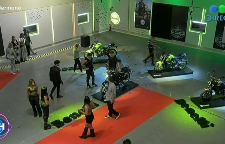 Jugaron por una moto.