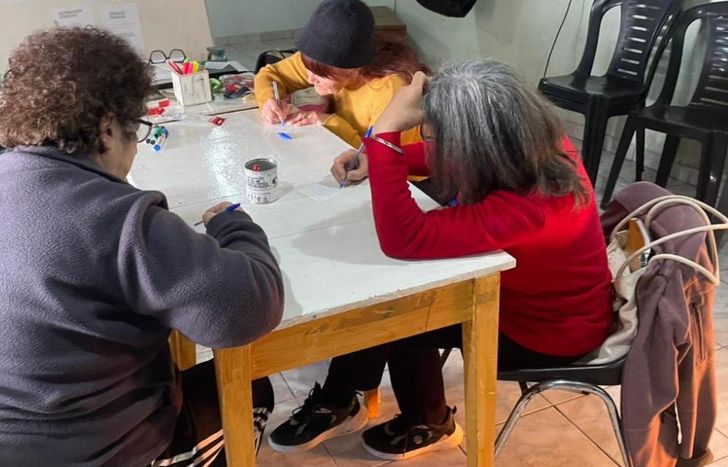 Estimular la mente a través de actividades escritas y orales.