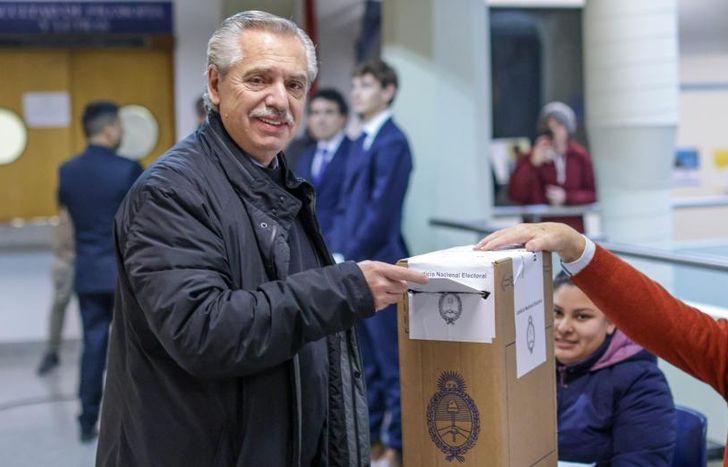Alberto Fernández votó en la Universidad Católica Argentina.