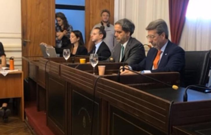 El juez Ricardo Basílico lee el veredicto.