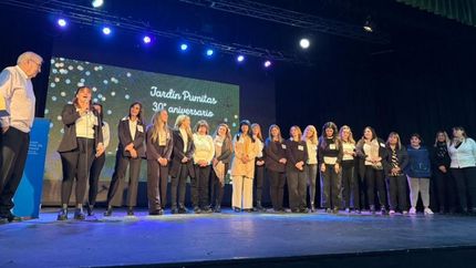 Con muchos invitados que tuvieron que ver con las tres décadas de la institución educativa.