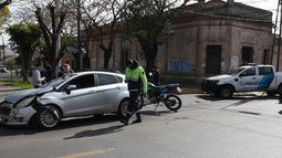 La parte delantera del auto quedó destruido tras el choque en Lomas.