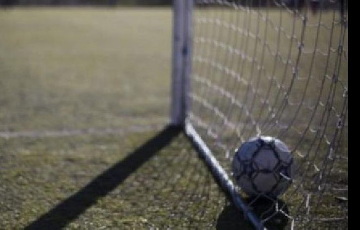 según los vecinos, no es la primera vez que un grupo de jóvenes se junta a jugar a la pelota en la zona.