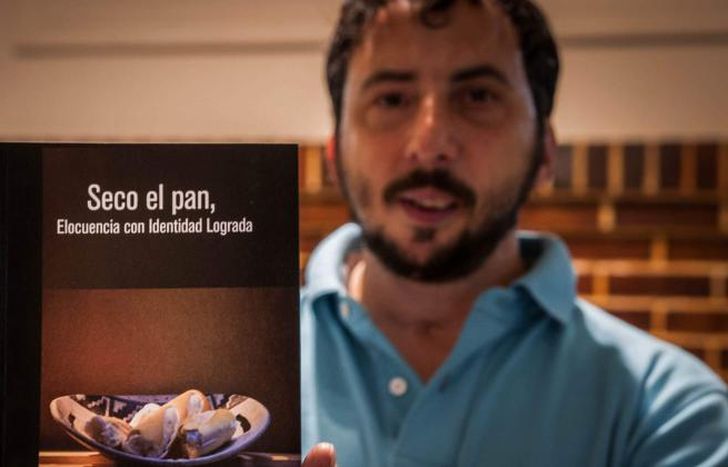 El autor y su libro.
