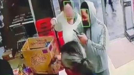 El ataque quedó filmado por una cámara de seguridad.