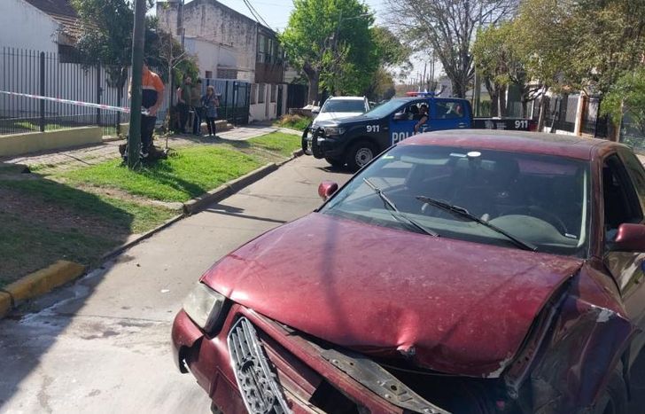 El auto perdió el control y provocó un desastre.