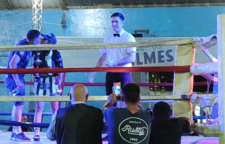 Camila recibe la felicitación de Ricardo.