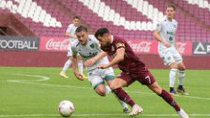 Lautaro Acosta intenta un desborde. Lautaro Acosta intenta un desborde.