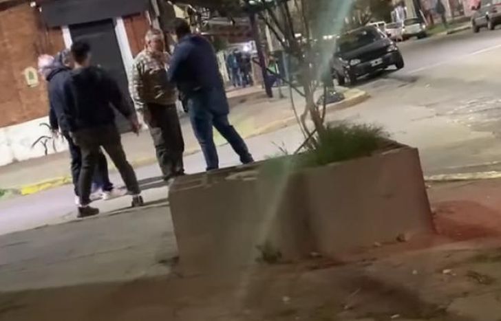 La pelea fue grabada por un vecino y se volvió viral en las redes sociales.