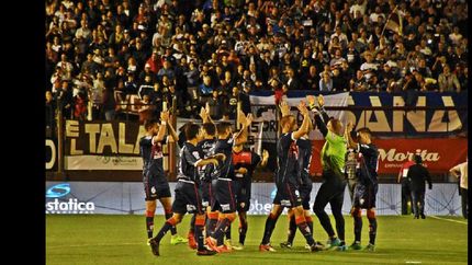 ya clasificado al reducido, talleres recibe a defensores