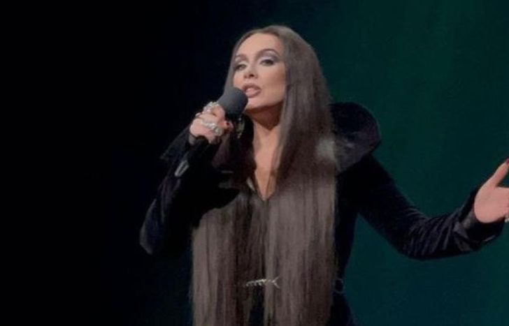 Adele, lookeada como la Familia Addams.