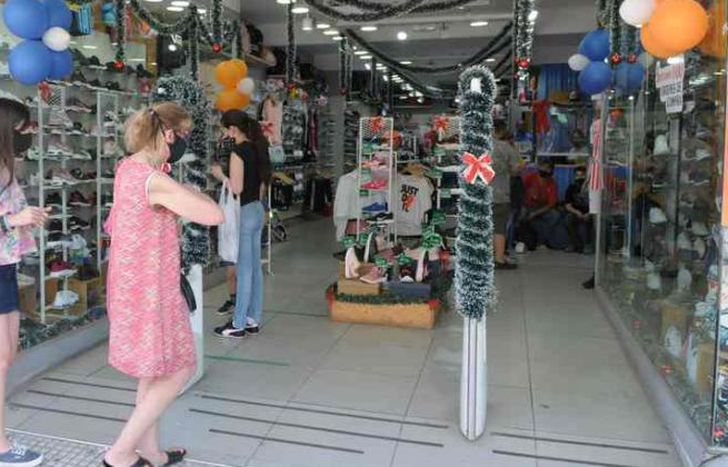 Vecinos compran en Laprida con barbijo y los reciben con alcohol.