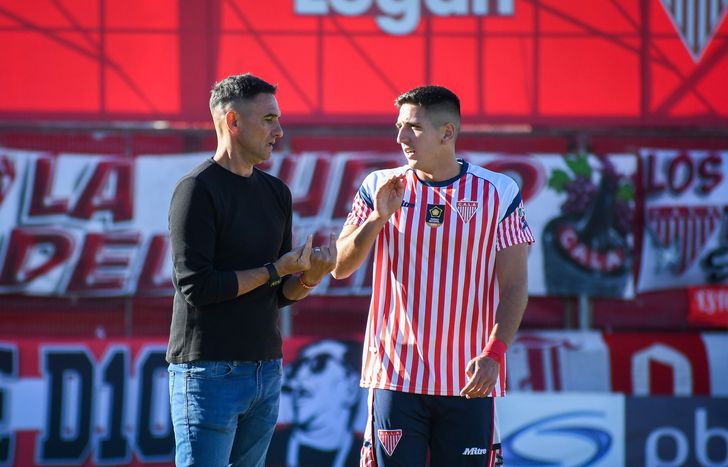 Leonardo Lemos le da indicaciones a Rodríguez Vuotto.
