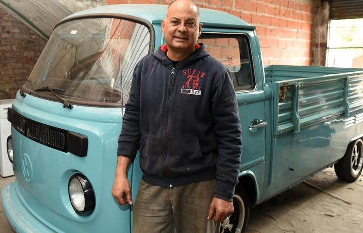Pedro junto a una Kombi pick up