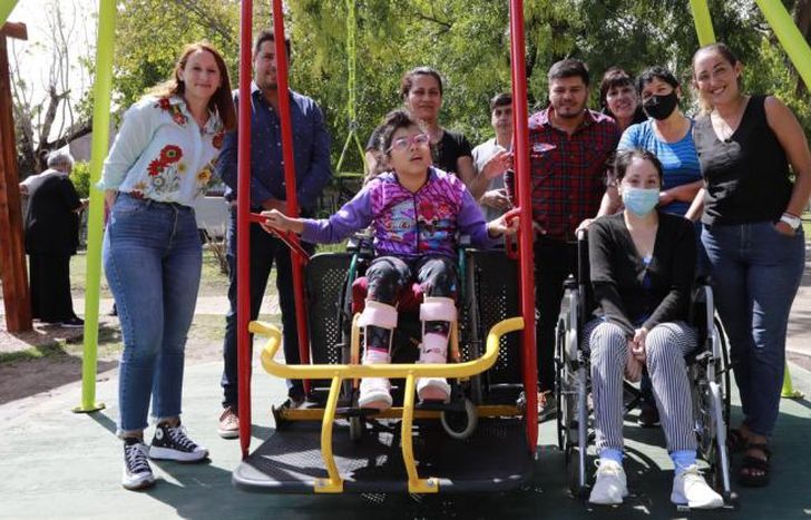 Inauguraron una hamaca en la Plaza Sargento Cabral.