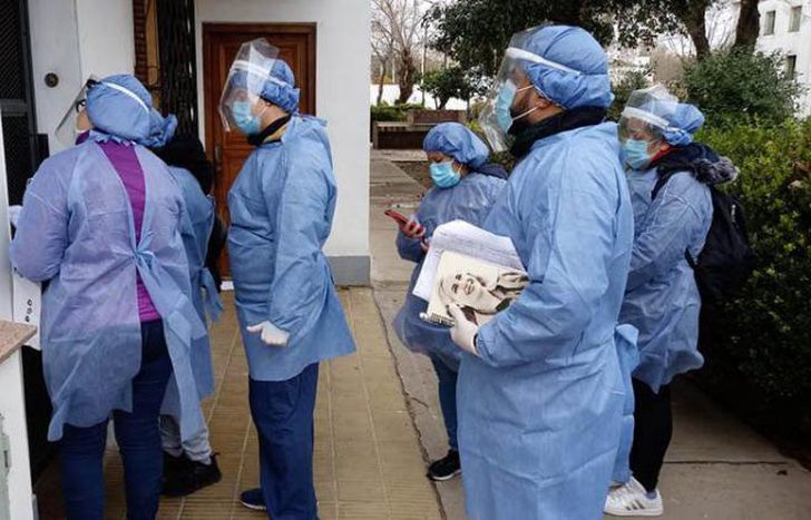 El personal de salud recorre los barrios.