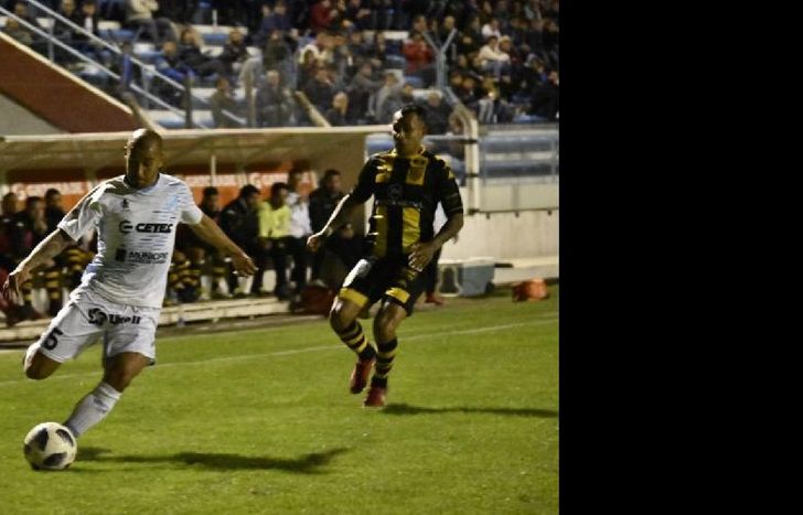 Brum, el mejor de Temperley, quitó e hizo jugar al equipo.