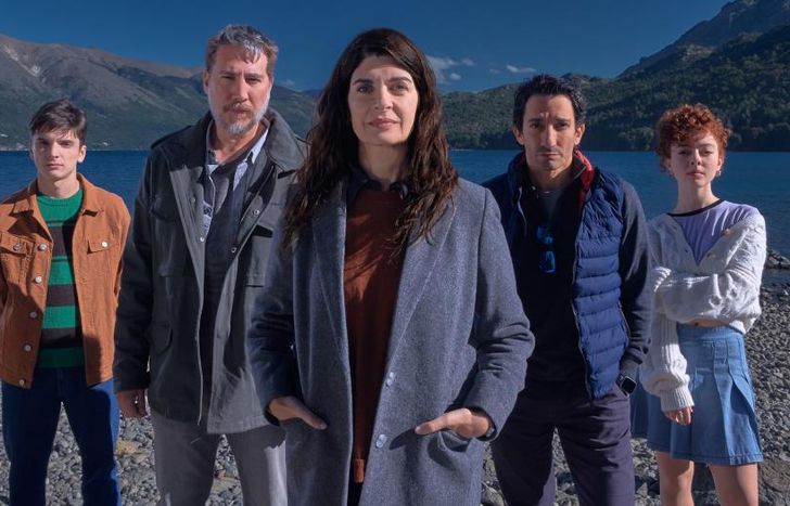 El elenco de Atrapados.