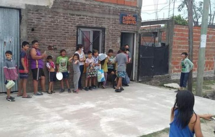 Los chicos esperan la vianda. Con el mobiliario podrían quedarse.