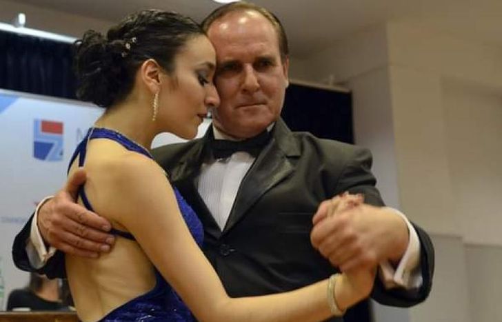 Daniel y Eliana trasmiten sus conocimientos a los vecinos interesados en el tango.