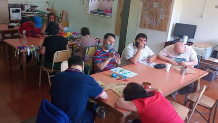 Para que los jóvenes y adultos continúen con sus actividades.