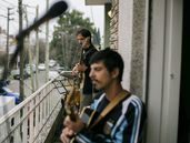 Los músicos desde el balcón ubicado en Temperley ofrecen un concierto gratuito y solidario.&nbsp;