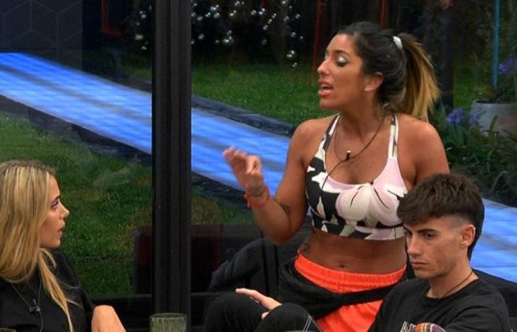 Fuerte cruce entre Sabrina y Catalina.