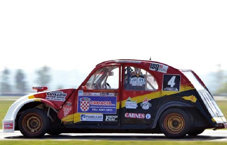 Mazzocchi prepara el auto y realiza una cena show para recaudar fondos.