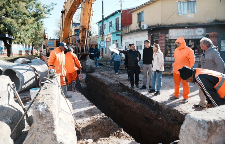 Saneamiento hídrico y repavimentación en Llavallol.