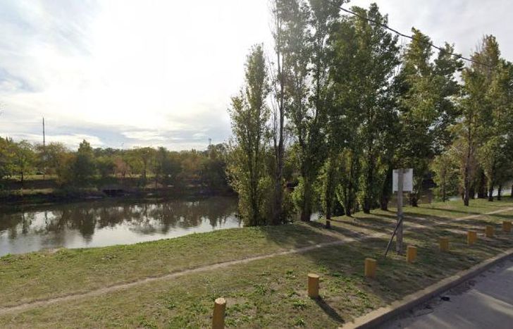 Fue hallada en un terraplén.