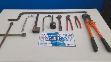 detienen a dos robaruedas con un arsenal de herramientas