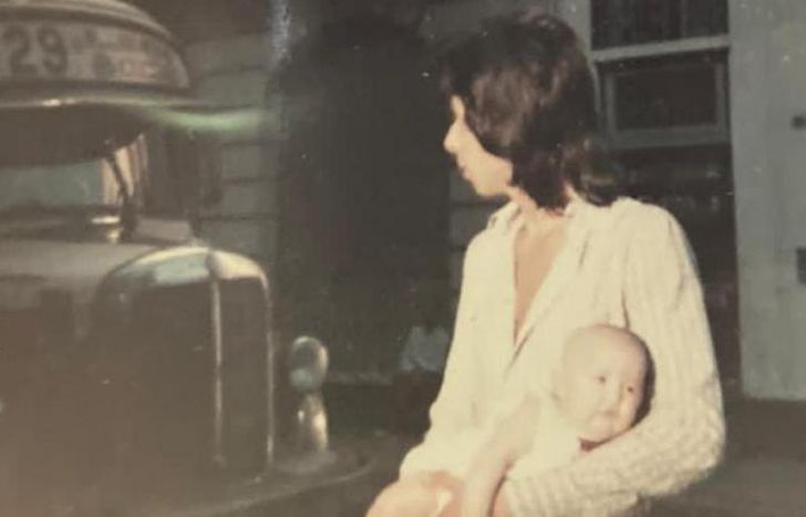 Natalia en brazos de Sandy. Un recuerdo de su infancia.