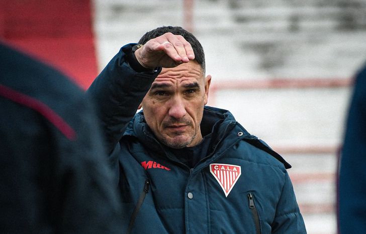 Leonardo Lemos deberá modificar la defensa.