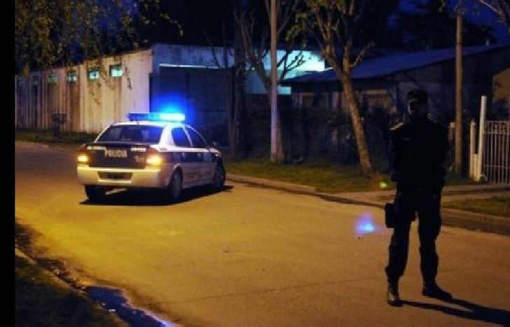 La joven estaba en la vereda junto a su padre cuando fueron interceptados.